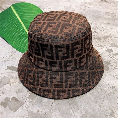 cappello e guanti fendi|fendi bucket hats.